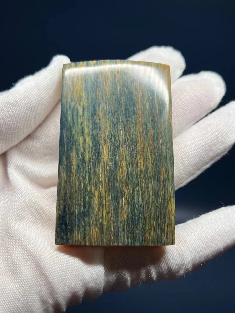 猛犸象牙蓝皮的形成 猛犸象牙蓝皮是经过上亿年的氧化形成的,通常蓝皮