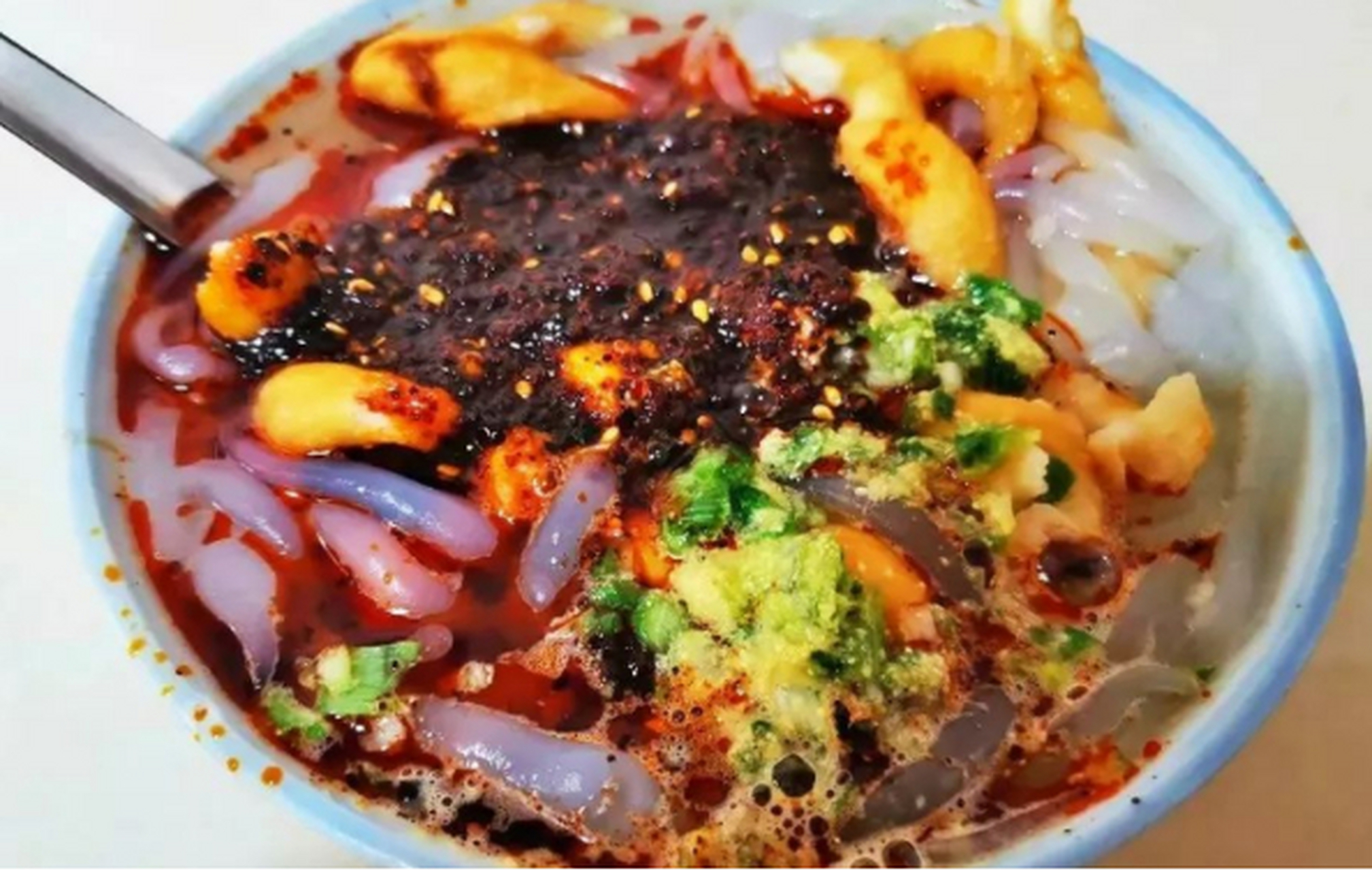 岷县的姜粉鱼,姜粉鱼没有鱼肉,而是一种姜粉和葱丁混合而成的一种美味