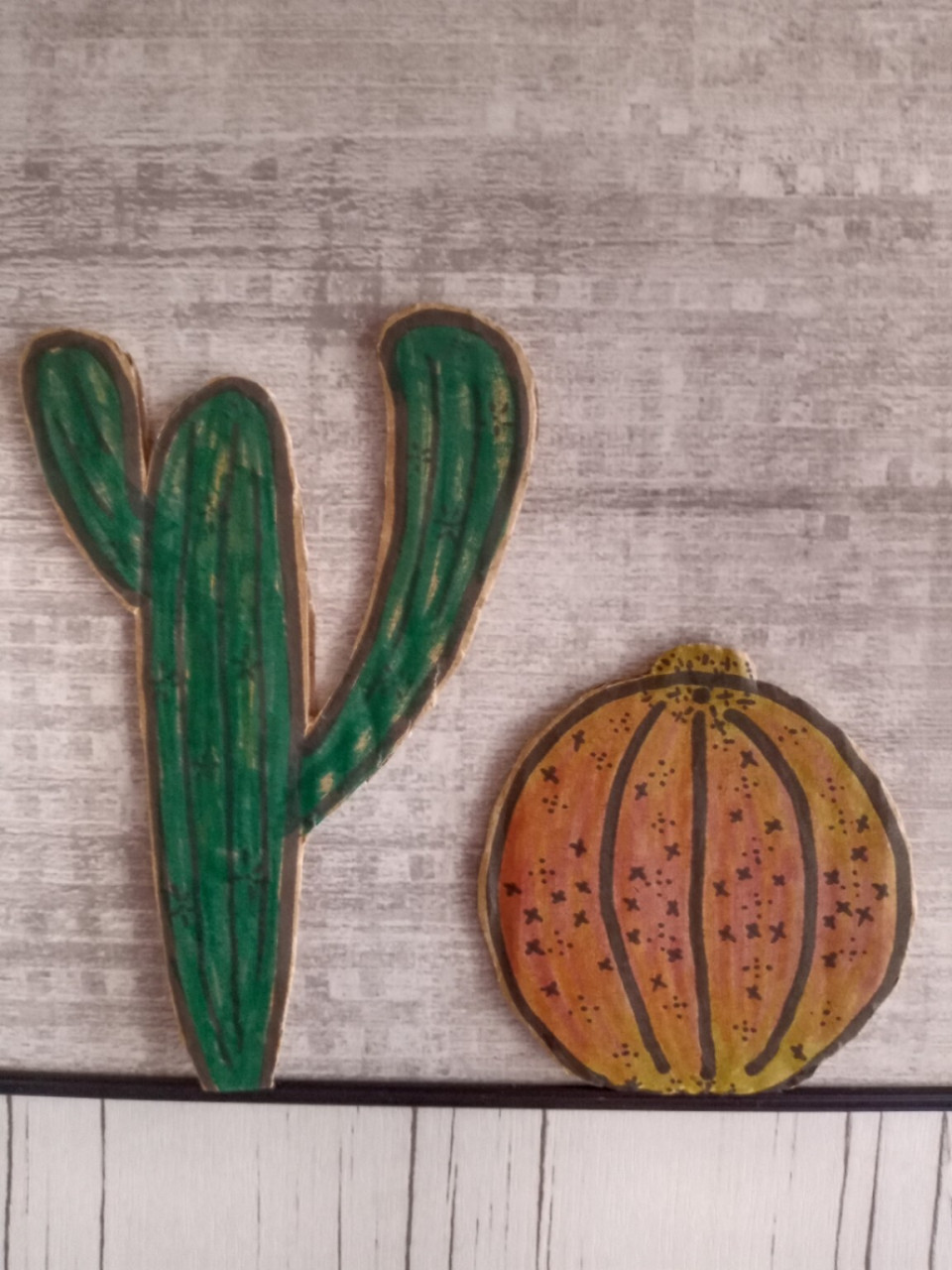 硬纸板 手工制作 仙人掌 用纸张做了几个仙人掌,贴在儿童房的衣橱上