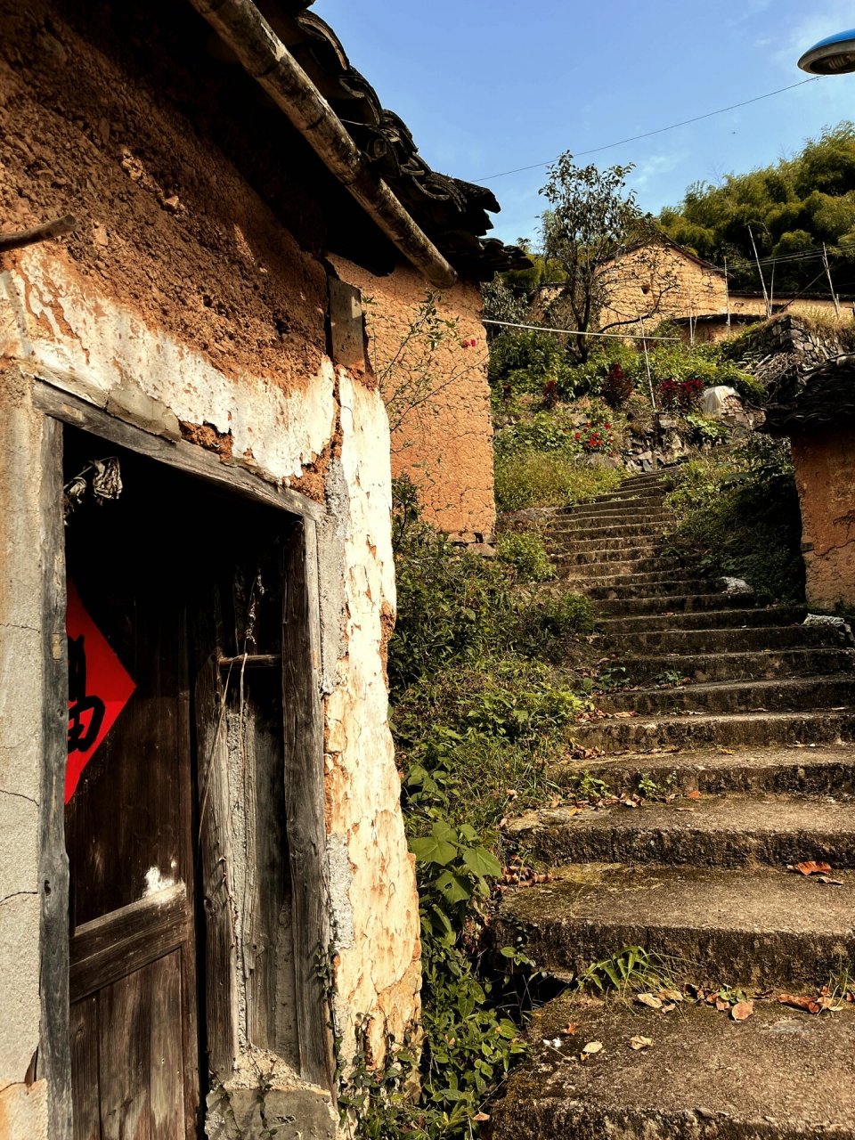 林村,处大山深处,于东阳,永康和义乌三地交界处,(附近有个三界碑)