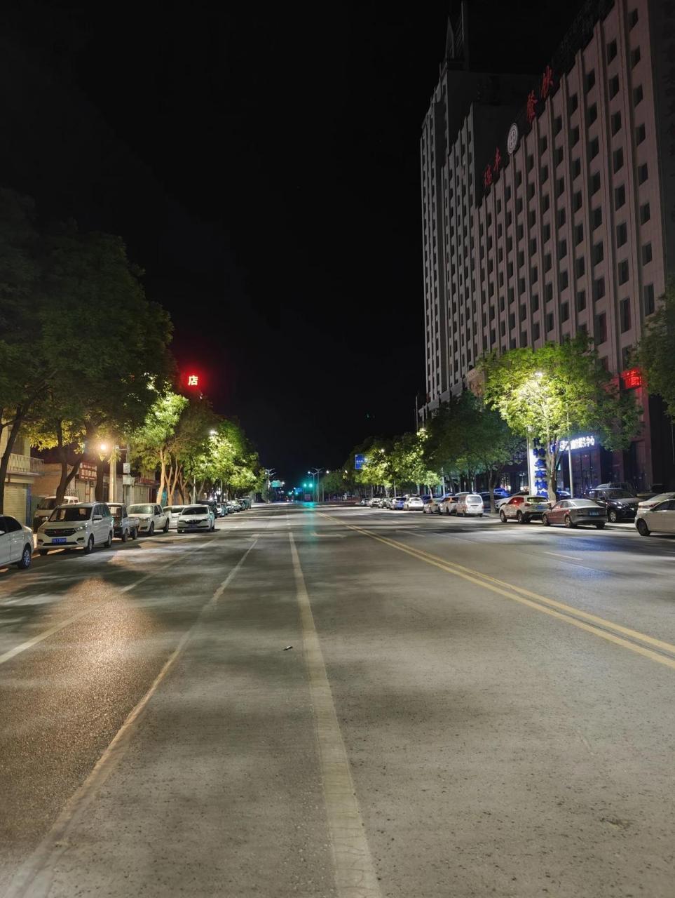 我生活在小小的城市,夜晚的一角,凌晨两点以后的街道,显得格外的冷清