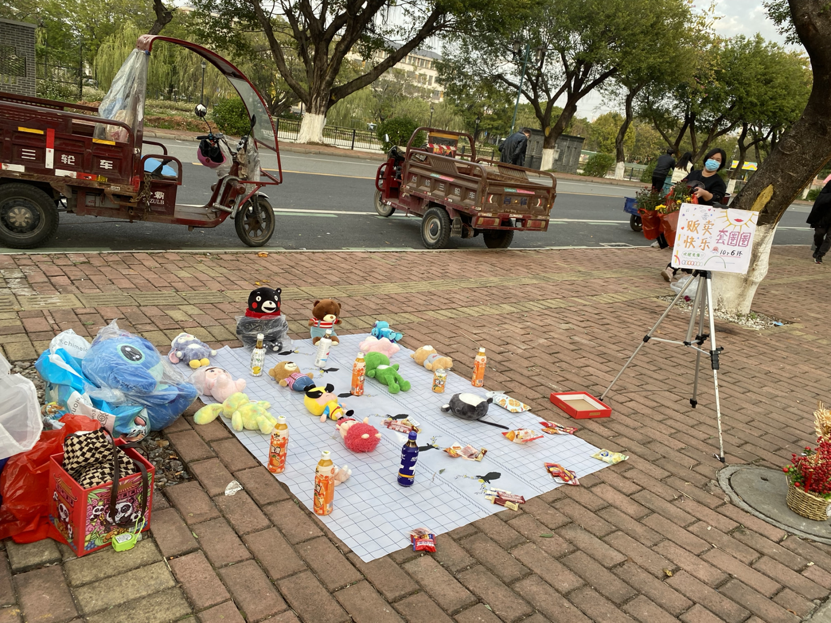 摆摊套圈体验,共收入270 因为家里有很多夹娃娃剩下的娃娃,与朋友打算