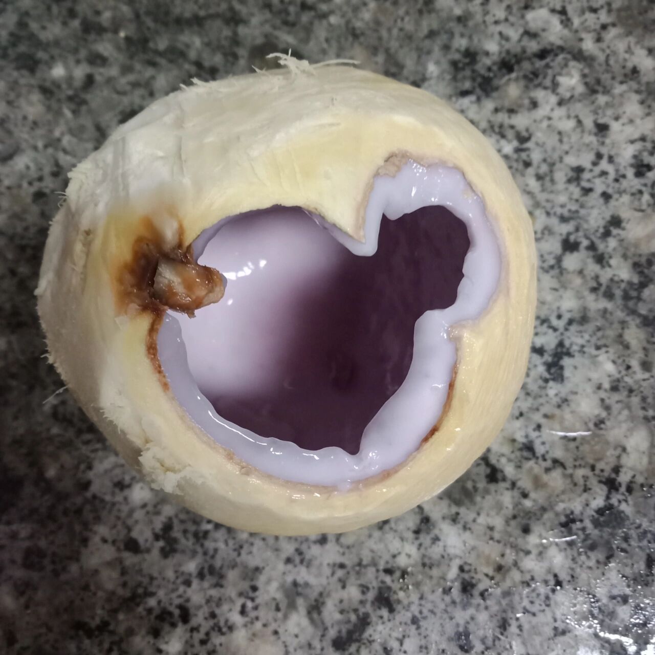 很少吃椰子,今天去水果店买了一个椰子,切开以后发现肉不对劲