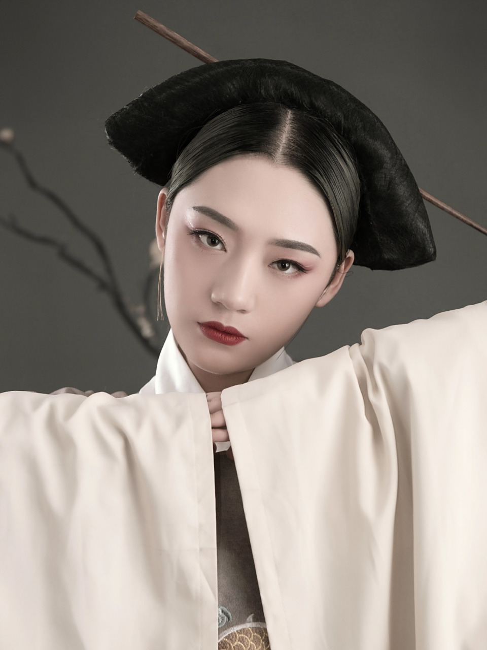 丹凤眼≠单眼皮 丹凤眼是凤眼的一种,严格来说应该是细长的,细而不小