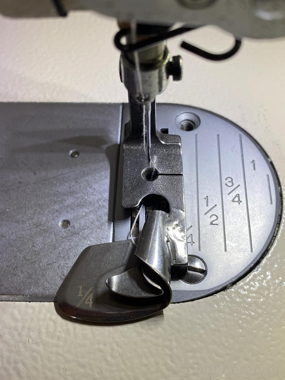 6cm的卷边神奇太好用了,裙边底摆是有弧度的,对于新手来说卷起边来很