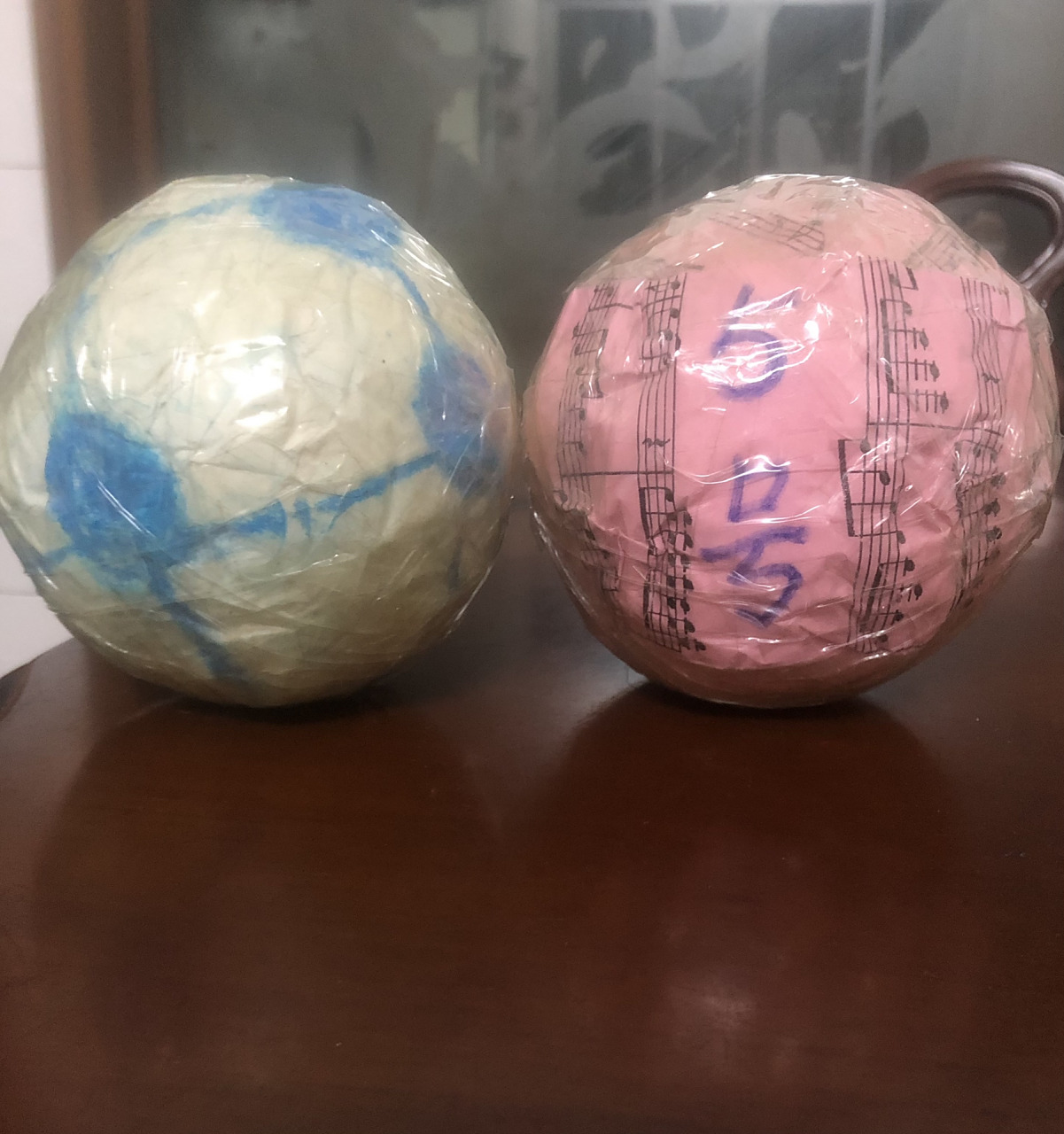 幼儿手工制作报纸球99 也是一对小可爱 球球向前冲