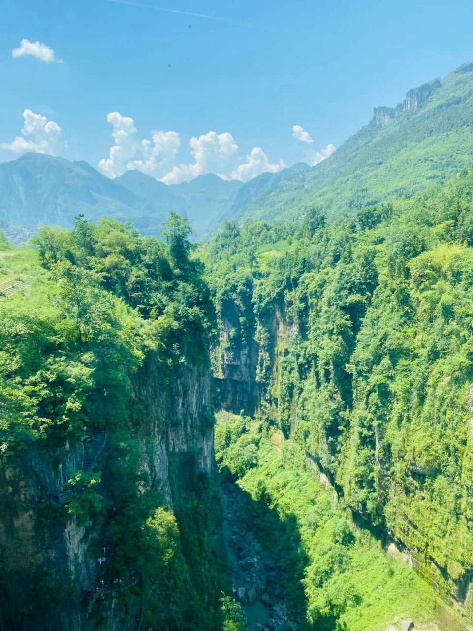 恩施大峡谷景点简介 大家看到谷底那块四四方方的大石头吗?