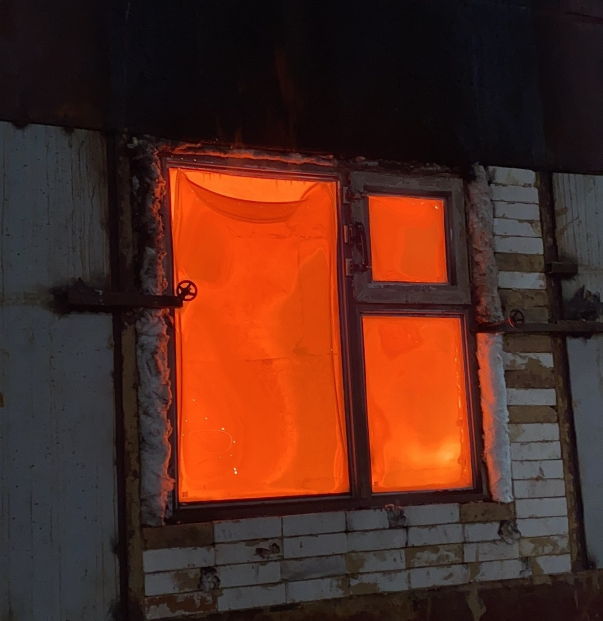 2小时防火玻璃 2小时防火玻璃的故事很久很久以前,有一个小镇,它静静