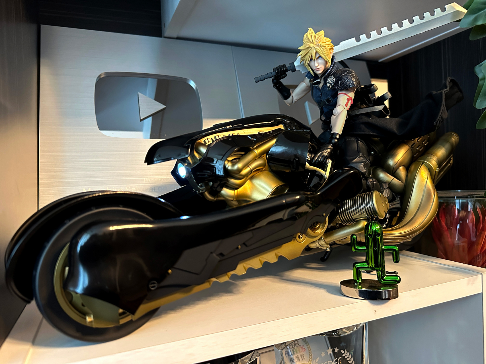 之际,游戏制作人 樱井政博 决定把克劳德骑摩托的模型摆在展示架上,但