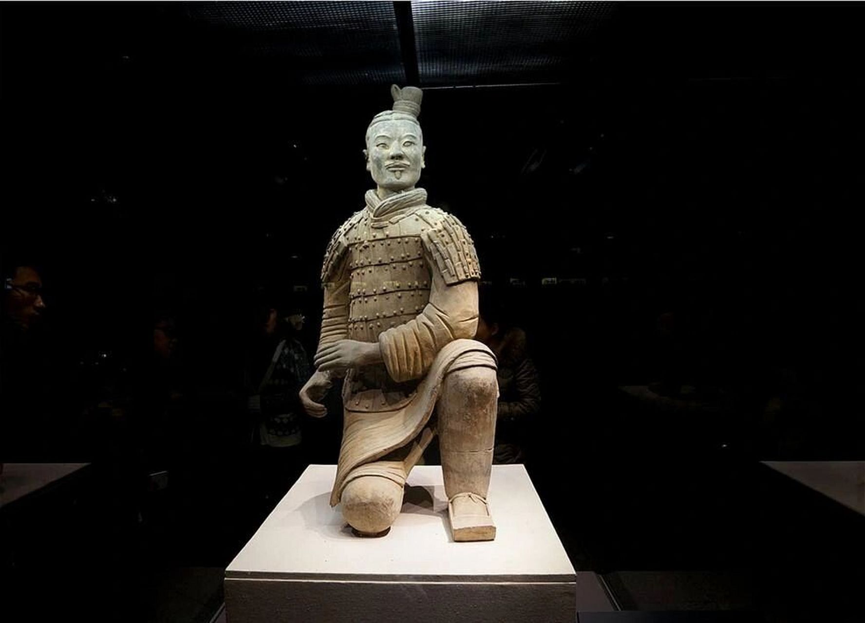 47 秦帝陵跪射武士俑 作为秦始皇陵拿出的首件国宝,跪射武士俑拥有