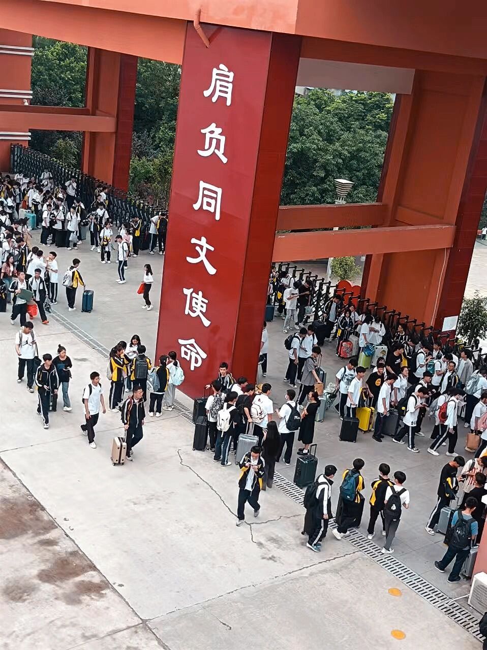 重庆中考生,丰都同文中学 学校设施齐全:学校占地128亩,建筑面积6.
