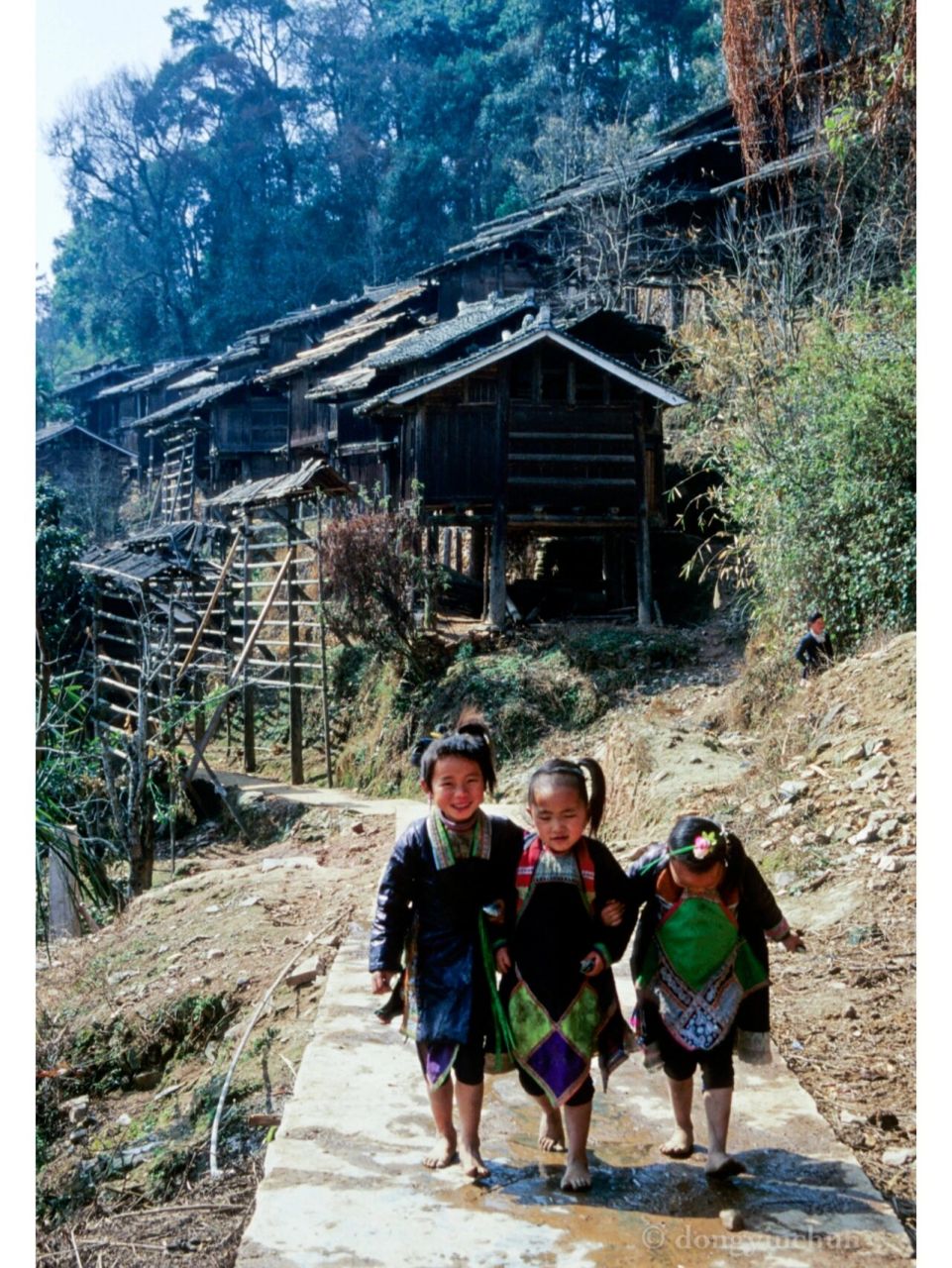 传说苗族的祖先蚩尤有三个儿子,岜沙人是第三个儿子的后裔.