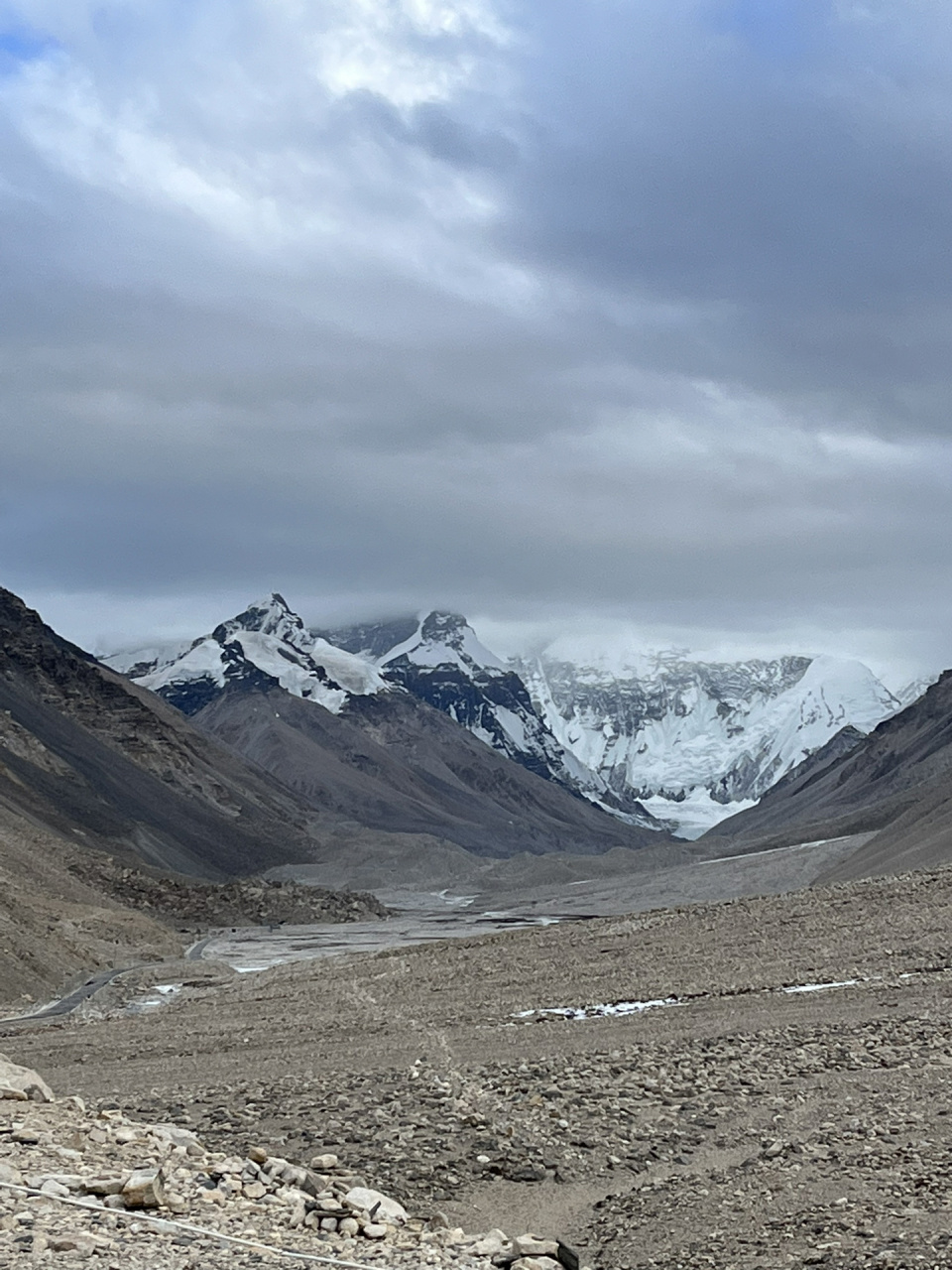到达珠峰大本营啦7215 风超级超级大!