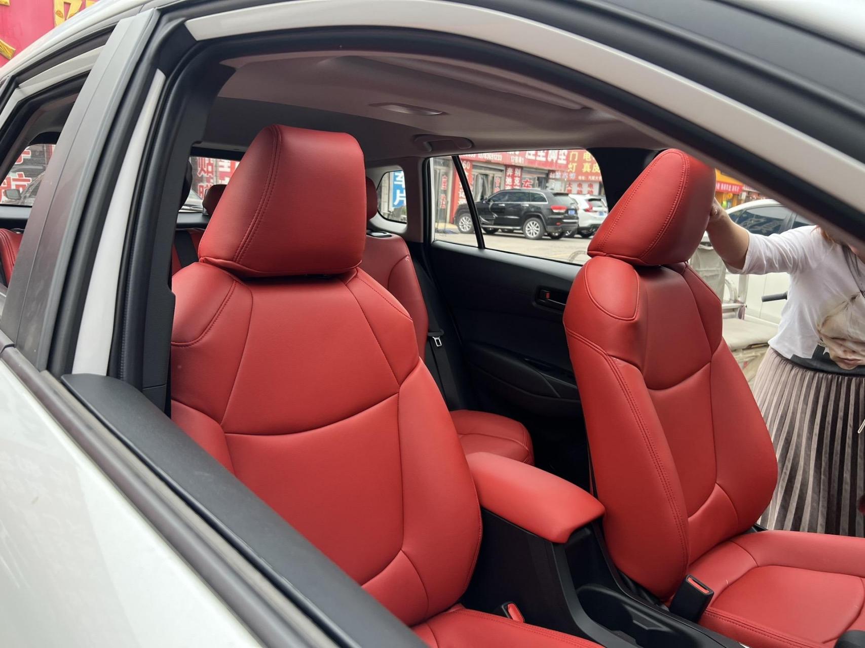 真皮座椅改装 丰田锐放 卡宴红色内饰  这气场,立马强大