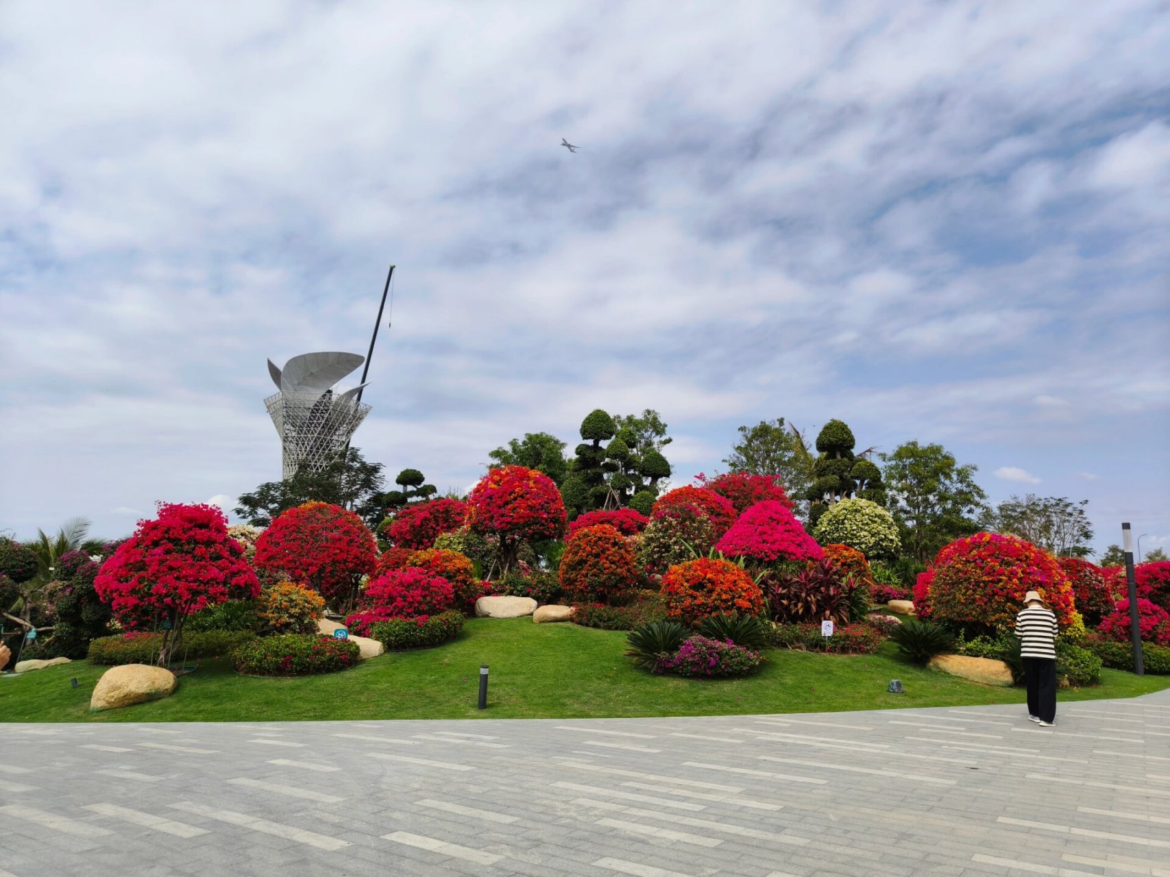 三亚崖州区必玩景点 ----三角梅科博园 三角梅科博园位于三亚崖州区内