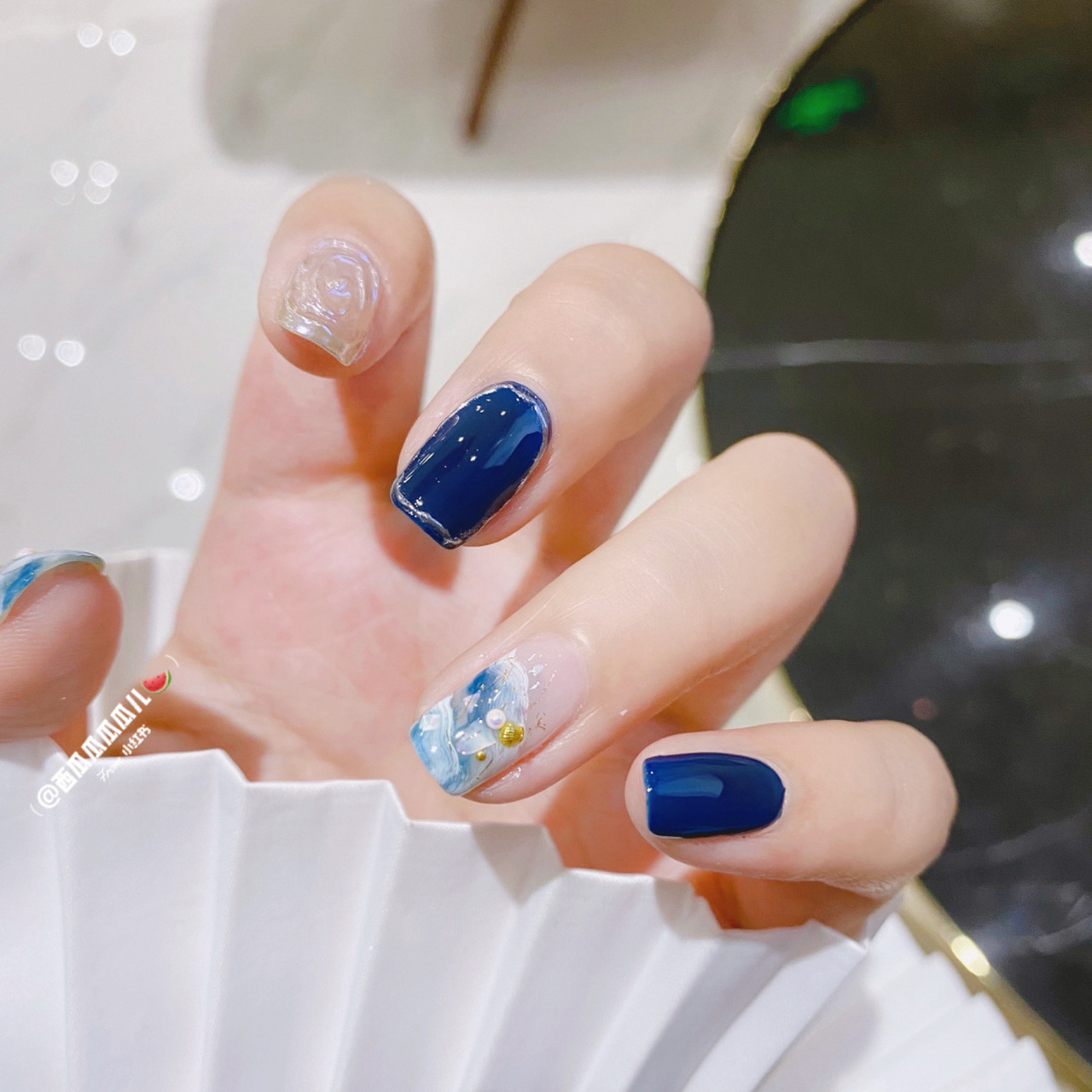 去海边度假的plmm 98选好指甲了吗 藏蓝色系的ins风海浪美甲不错噢!