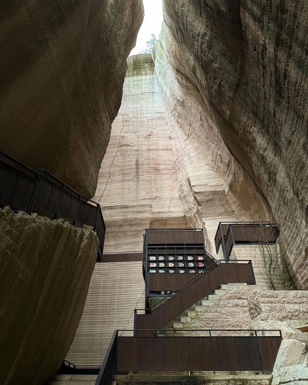 绝美小众的千年石宕图书馆 |缙云石窟 丽水的缙云石窟已经有上千年