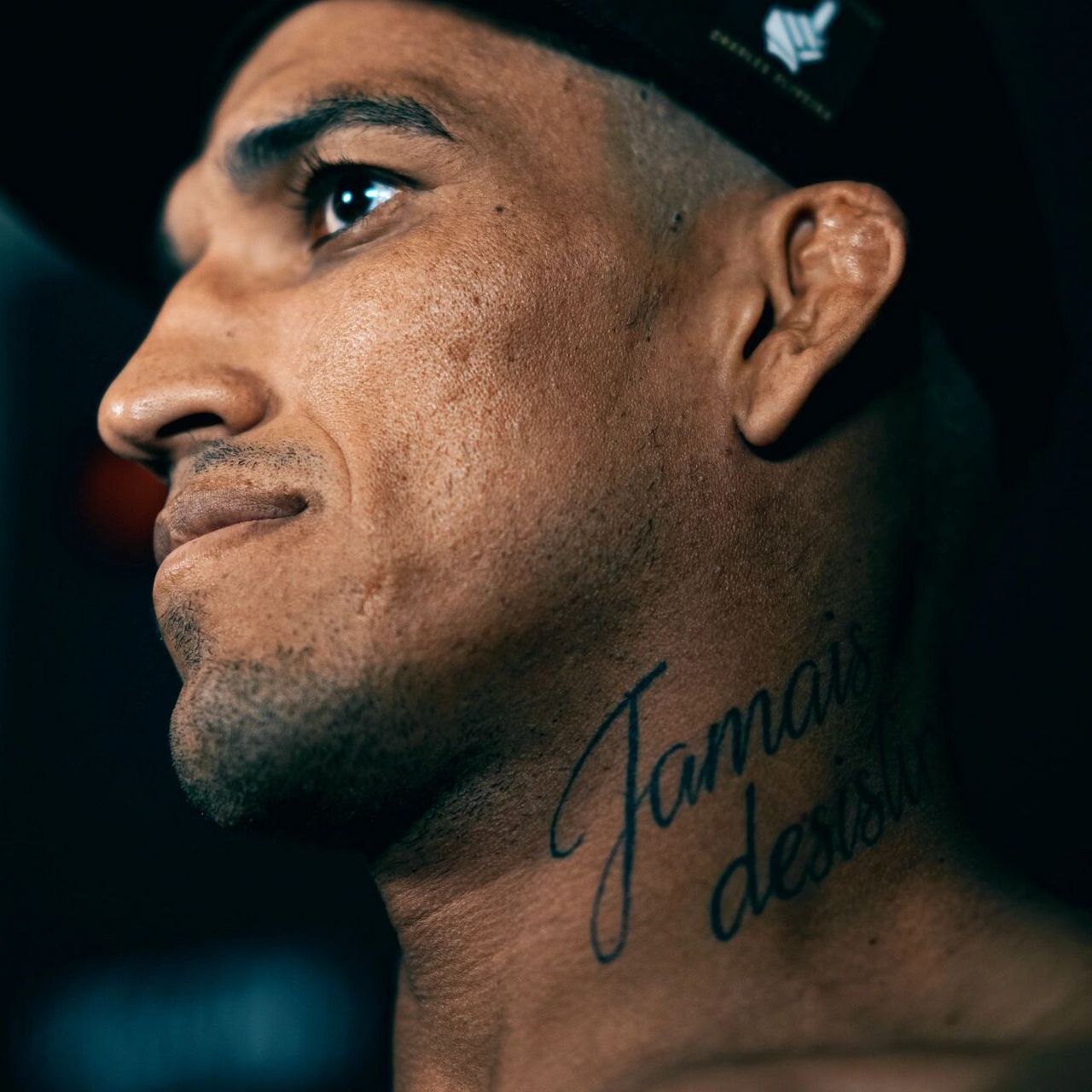 ufc轻量级世界冠军奥利维拉的纹身 本周日,597158日 轻量级冠军