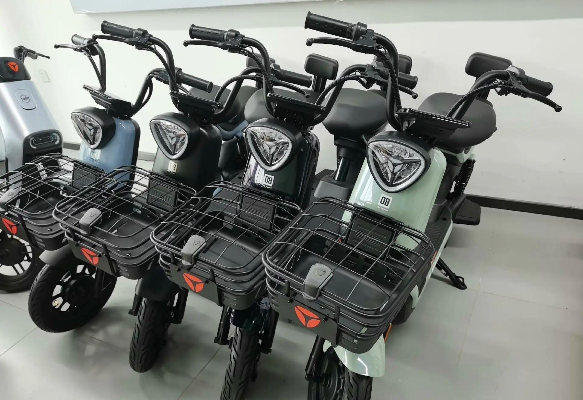 雅迪 酷俊ct 520,粗状骨 架运动造 型,高颜 值外观,前后舒适液 压减