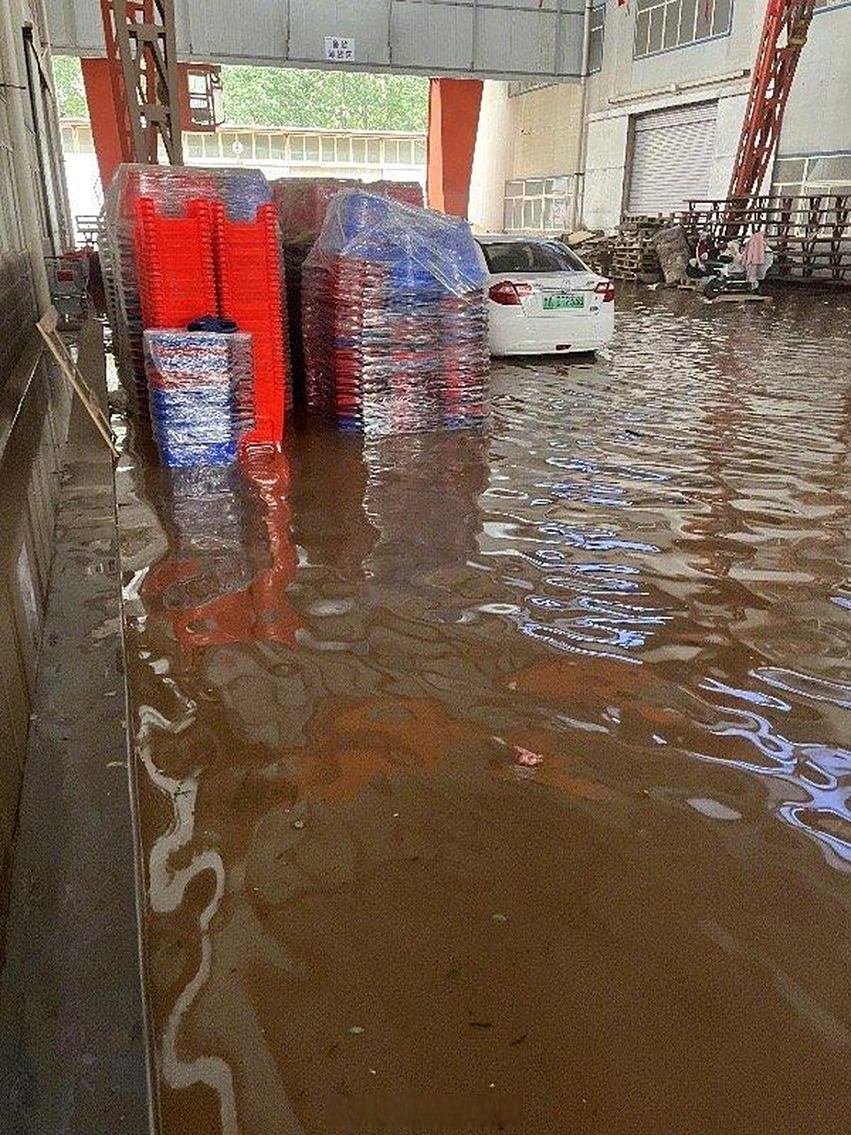 【中图网员工回应库房被淹 部分孩子和孕妇撤出,其他
