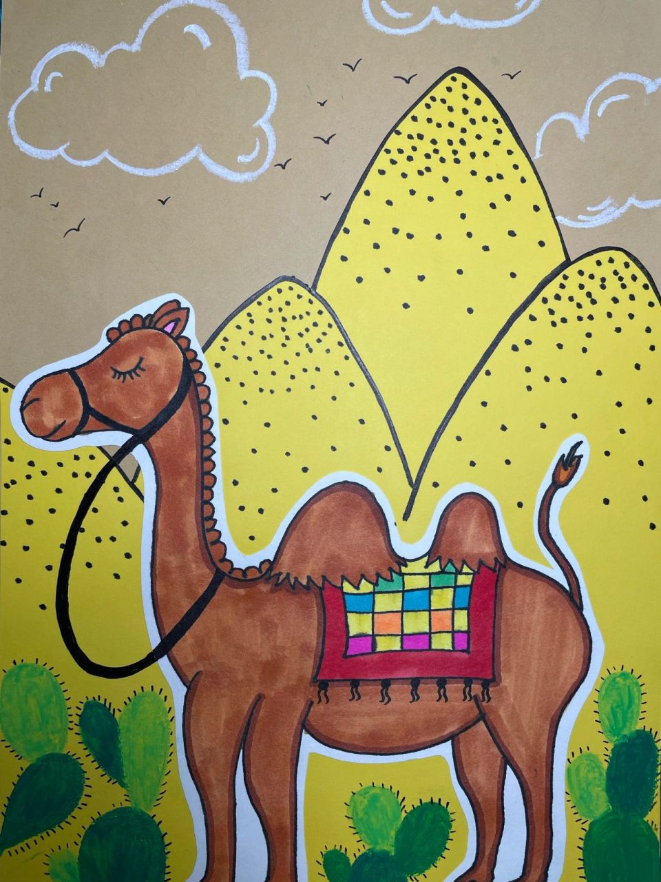 儿童创意美术 沙漠里的骆驼 在白纸上画出骆驼,涂上颜色,用彩色卡纸剪