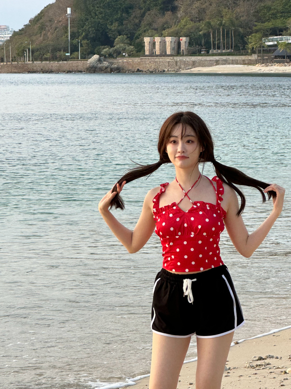 祝绪丹海滩甜美穿搭