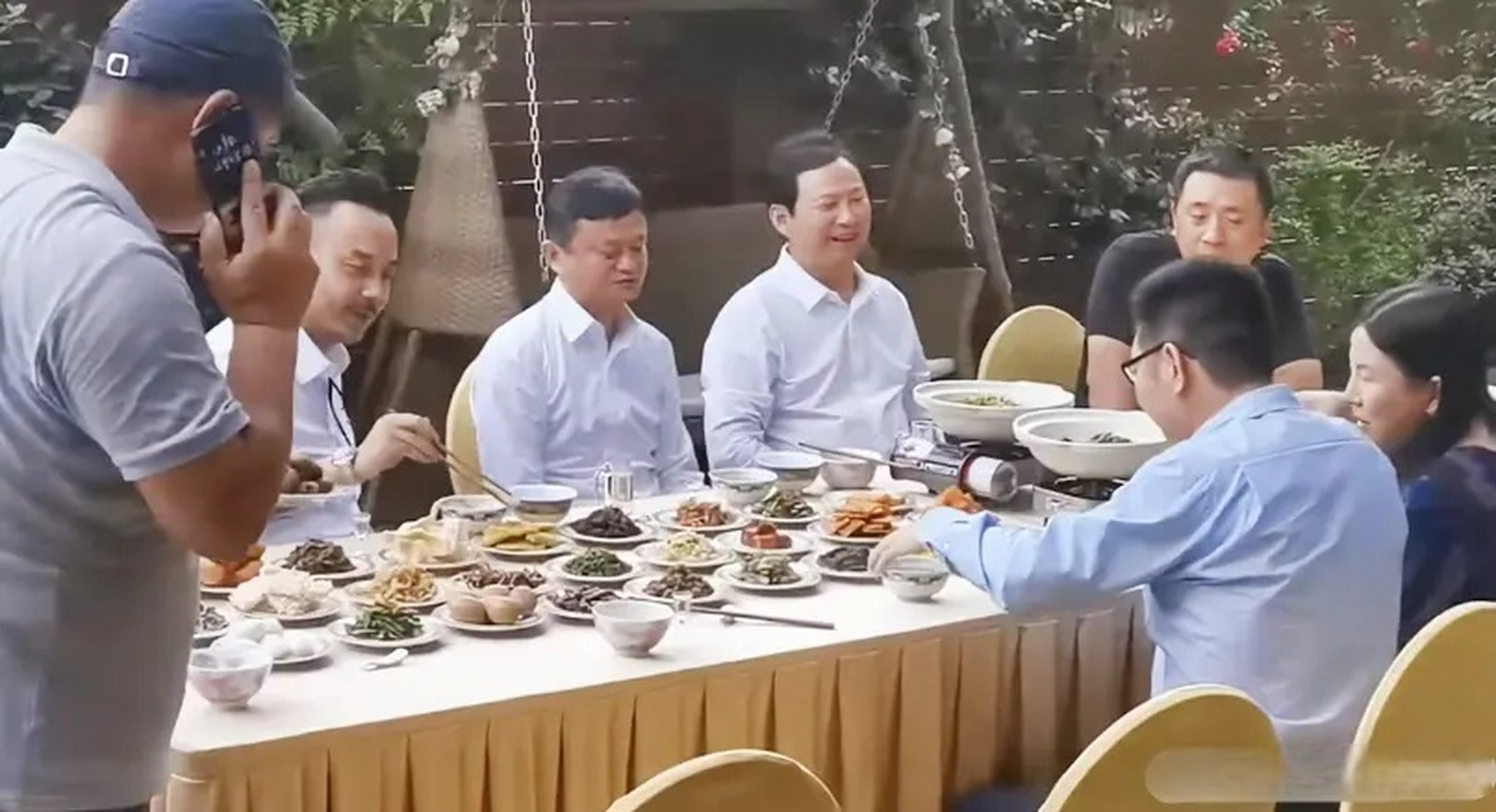 网友晒出马云汪涵等人聚会的照片,汪涵人脉这么广啊?跟大富豪吃饭