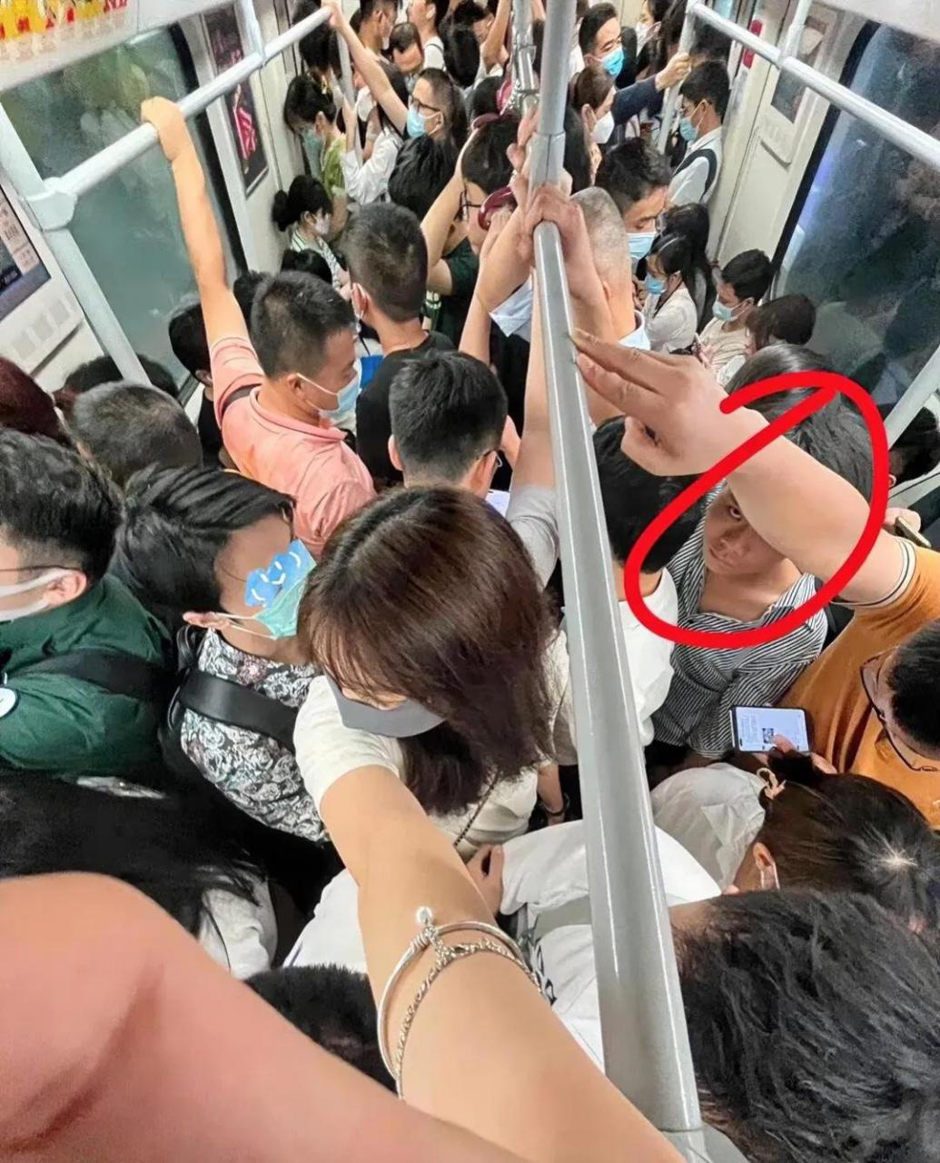 有姑娘发图问,在地铁上遇到别人顶臀怎么办?