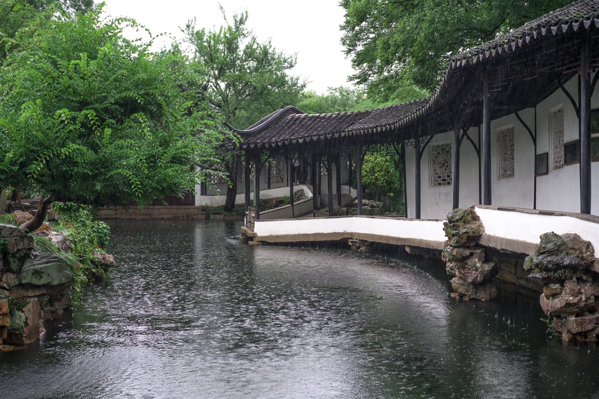 苏州园林里最具特色,也是唯一的贴水长廊7515 拙政园最具特色之一