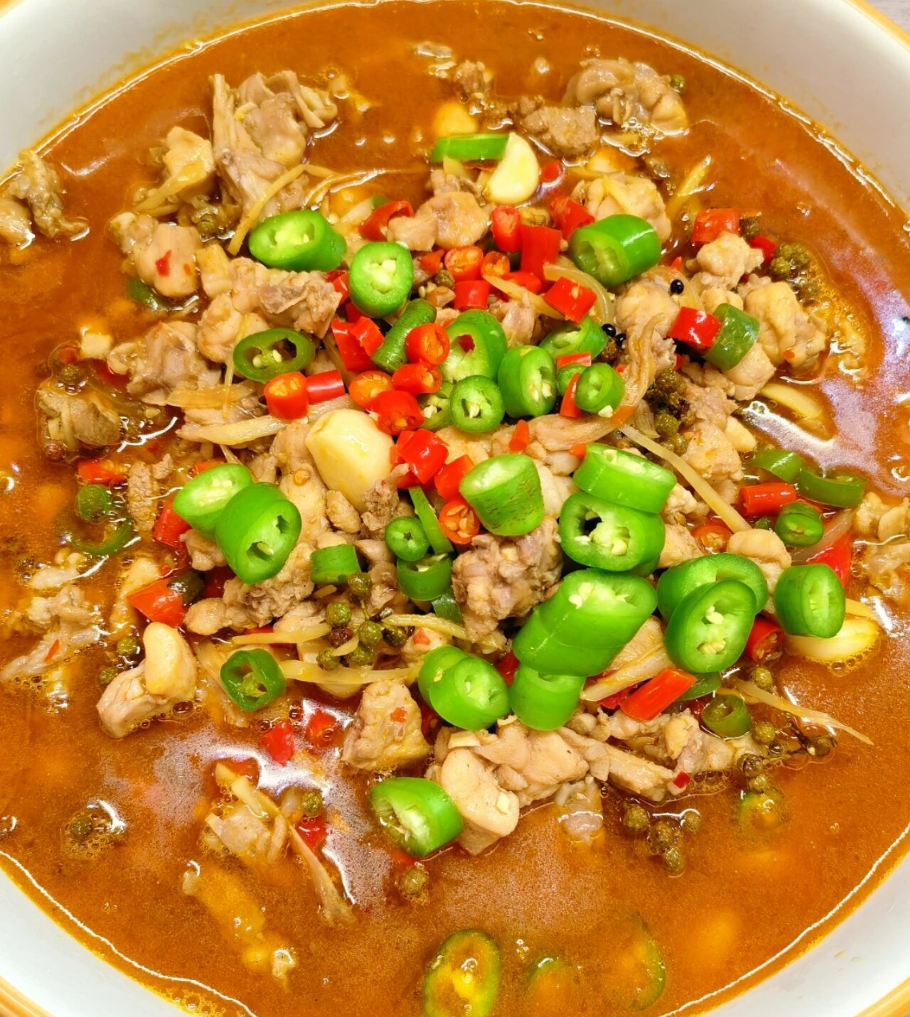 自贡美食|跳水兔的做法 自贡跳水兔的做法: 所需原料:新鲜的兔肉,料酒