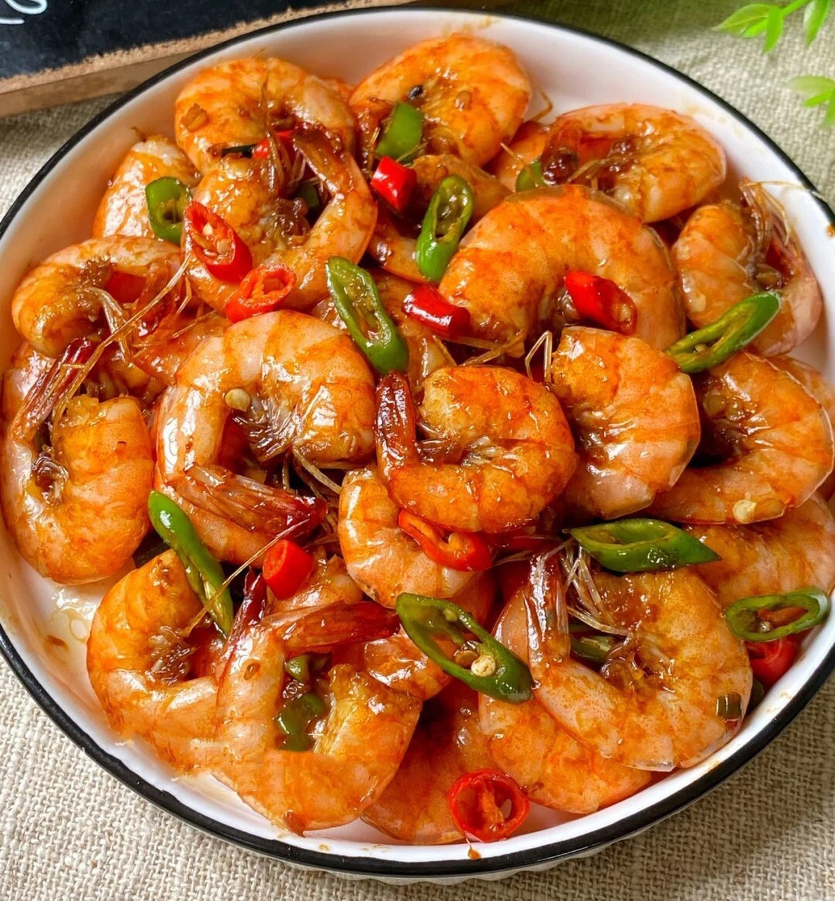 巨过瘾～ 今天给大家分享一道超级下饭的爆炒大虾,特别下饭哦~喜欢的