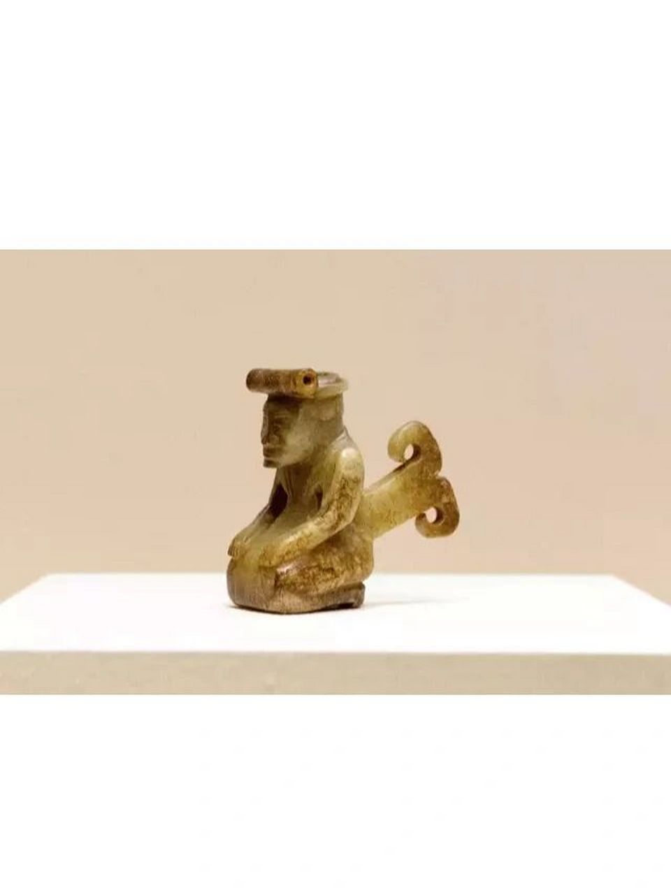 商代腰佩宽柄器玉人: 在商代妇好墓出土的和田