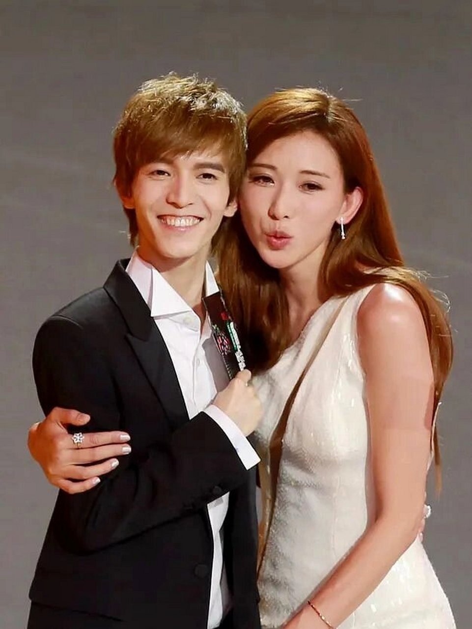 "台湾第一名模"林志玲 2017年一次颁奖典礼上, 林志玲抱起一位男嘉宾