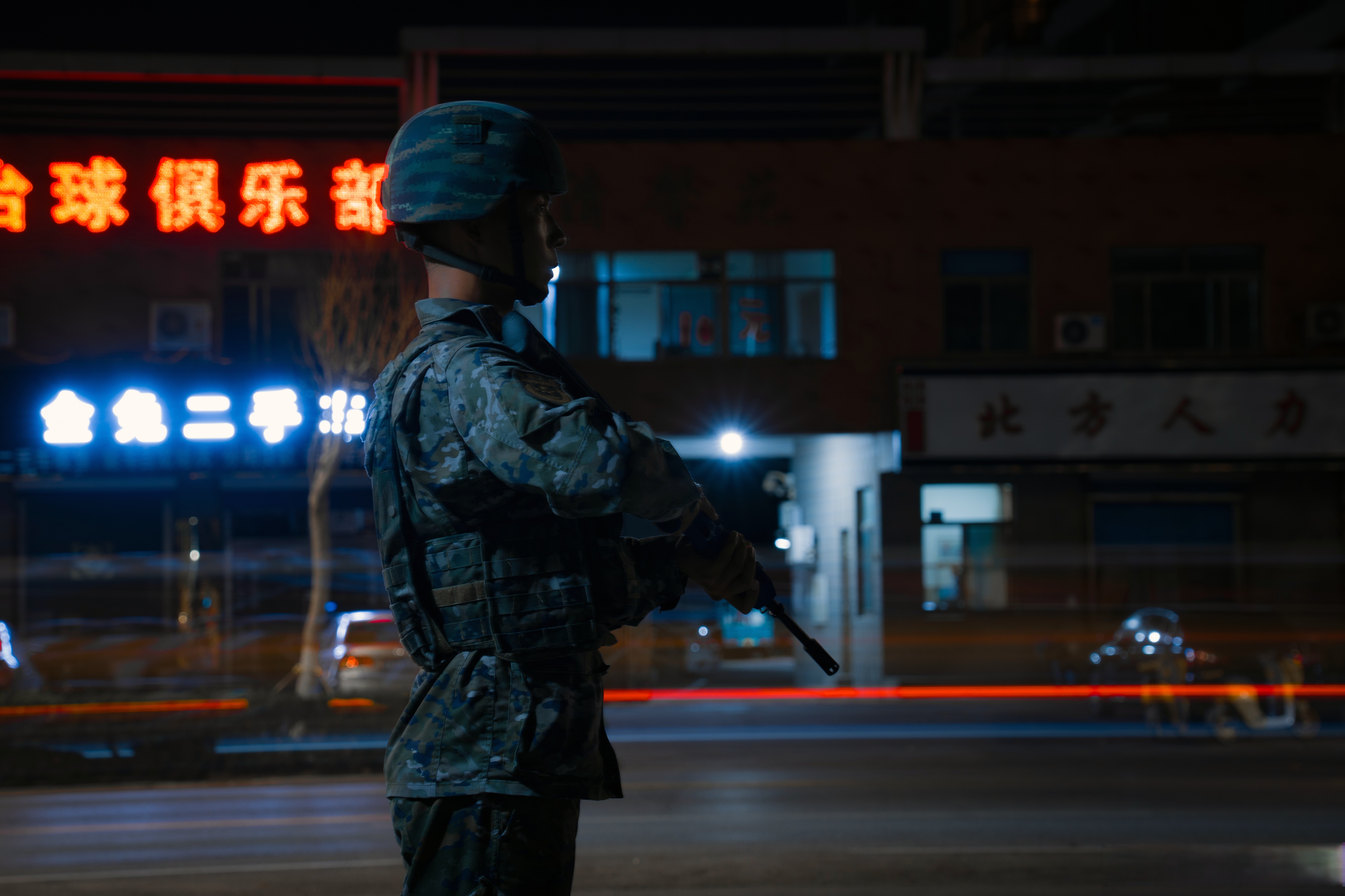 在中秋团圆之际,武警山东总队官兵们巡逻在大街小巷之中,驻守在万家