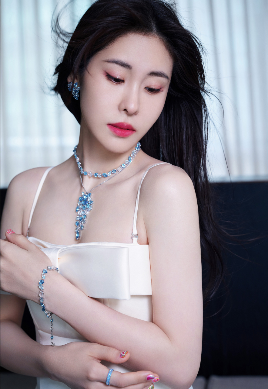 张碧晨红唇吊带写真:月夜星辰,流光溢彩,璀璨夺目.