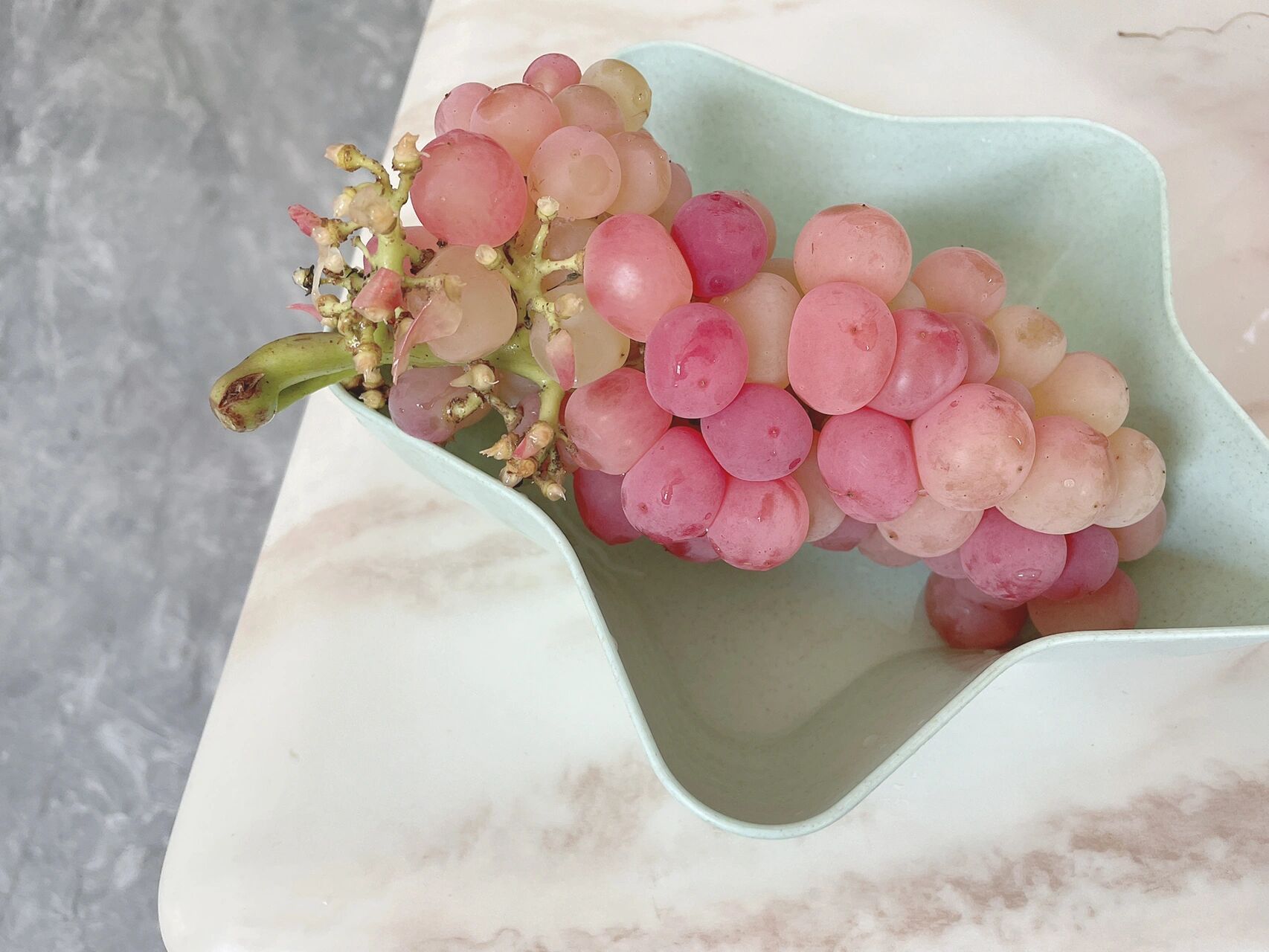 粉色葡萄这是什么品种 一串靠颜值取胜的葡萄 粉色葡萄第一次见吖 这