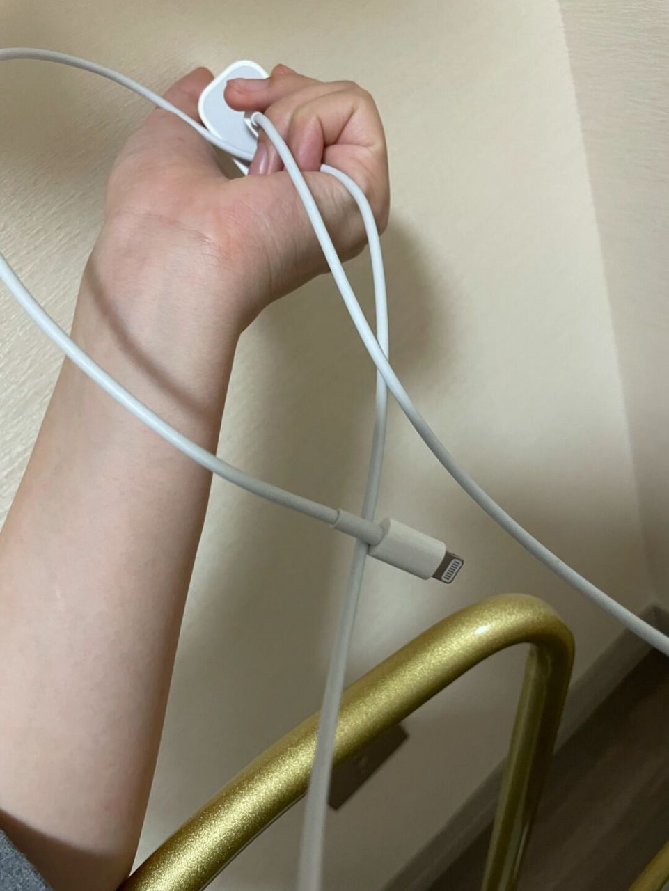 因为我充完电有时候不拔插头 然后把那个插手机那头的充电头挂在抽屉