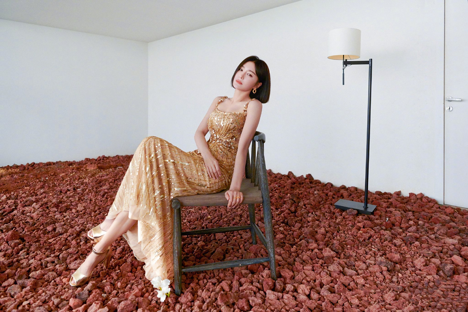 秦岚金色吊带长裙写真壁纸