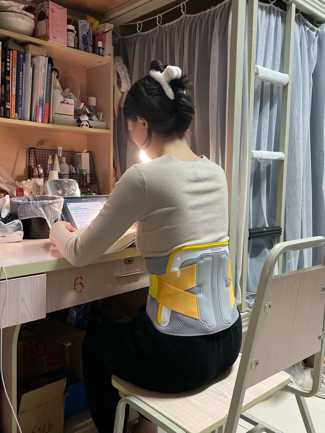 在复习 从早到晚 感觉人都傻了 每天学着学着 坐姿就开始歪七八扭的