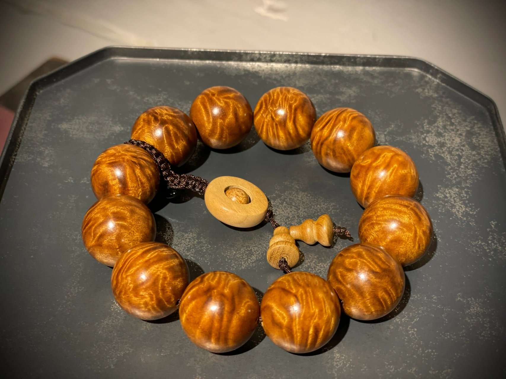 金丝楠乌木龙胆花纹手串 金丝楠乌木龙胆花纹手串,收藏级仅此一串