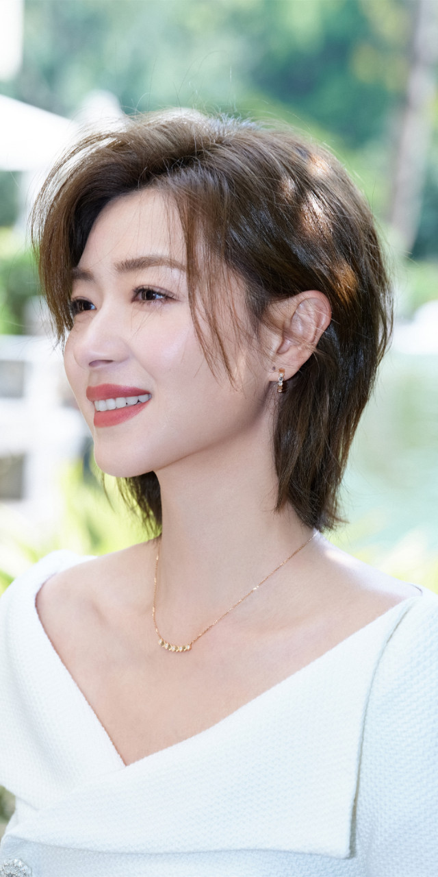 万茜,初春干练短发造型写真