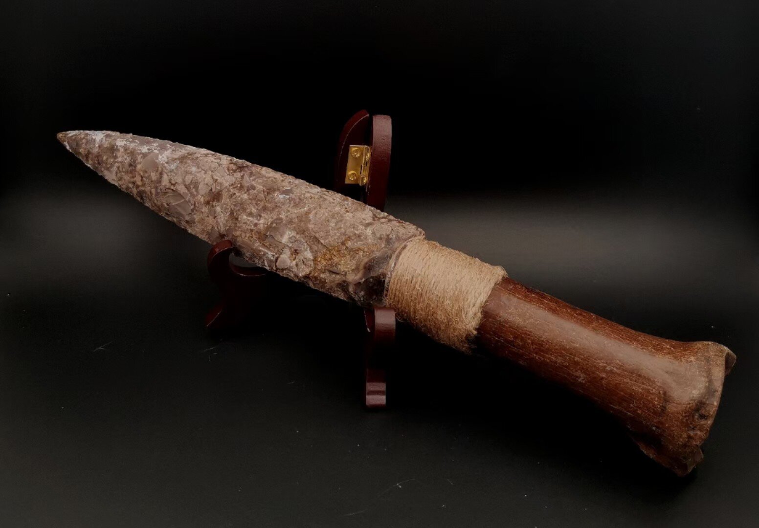 史前一万年:用化石做柄的打制燧石刀 万年前我们的祖先,打制出了第