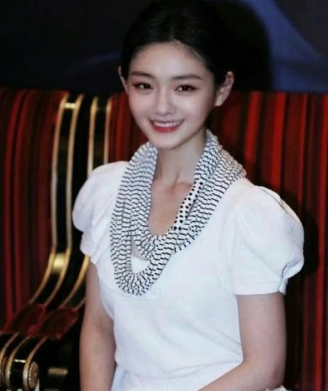 大s五官清秀,面相没有了昔日的清纯之色,多了一些凌厉.