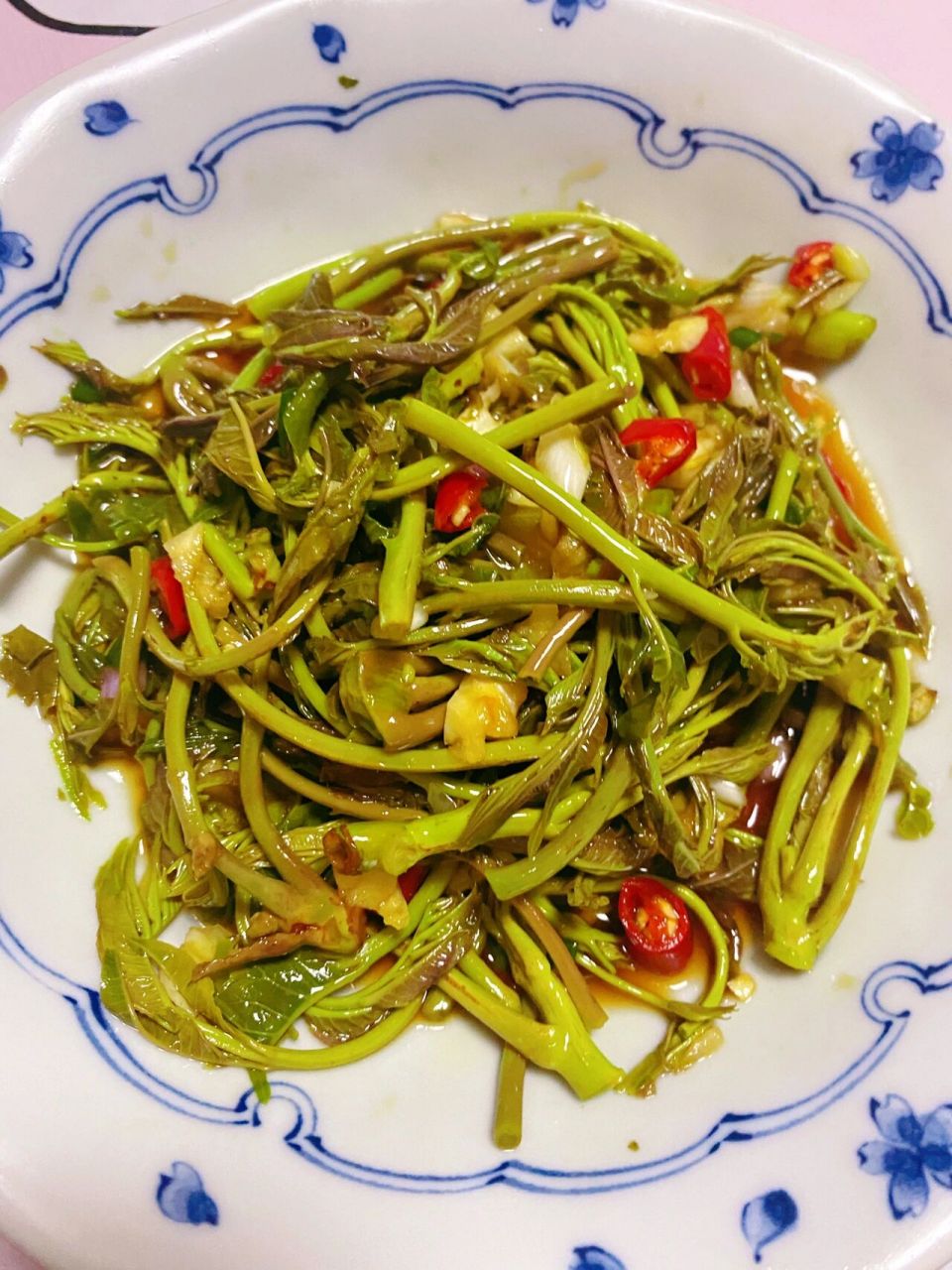 凉拌香椿 香樁的灵魂吃法 凉拌香椿～ 做法:香樁洗净后开水焯一下