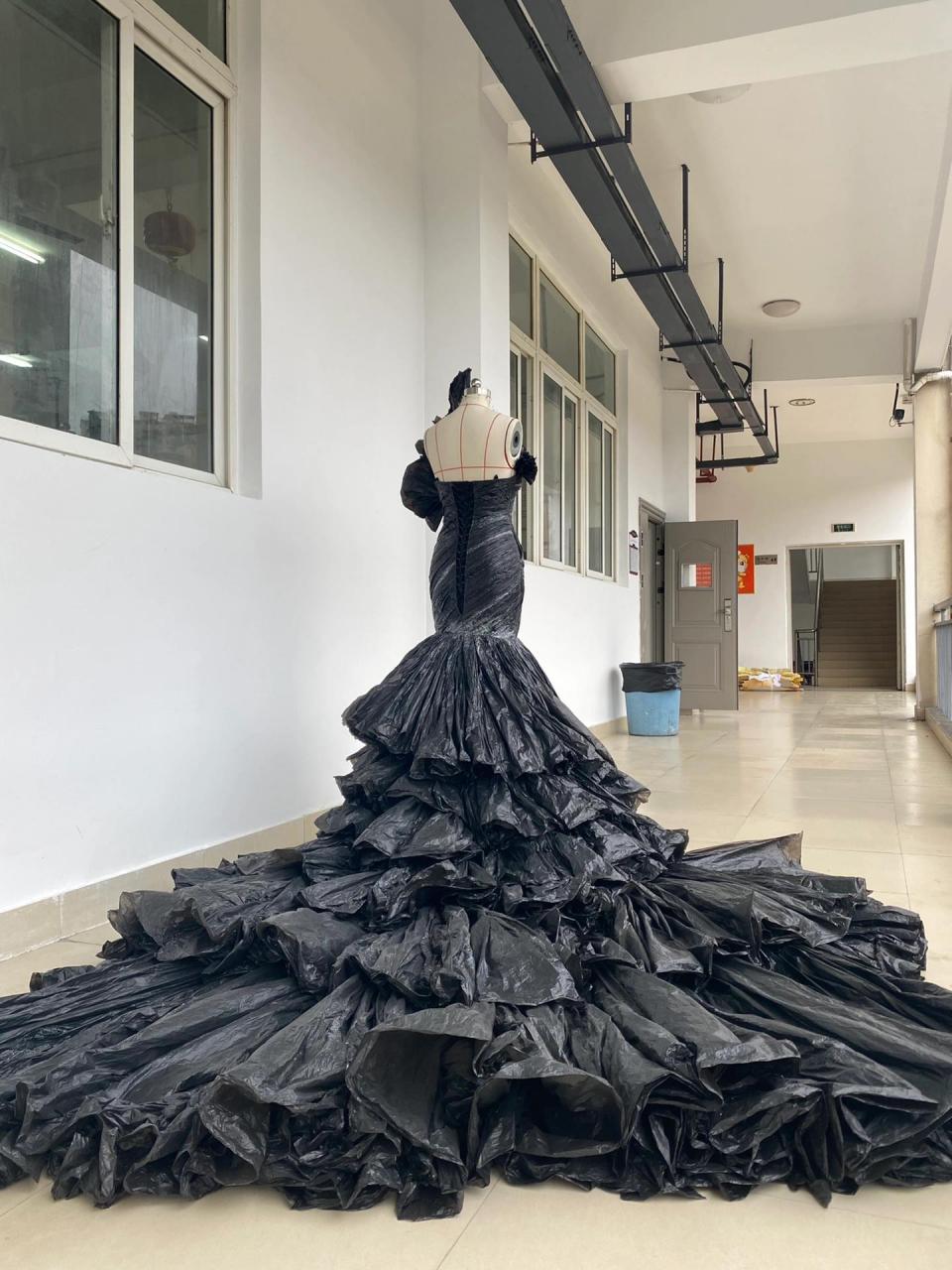 服装设计91|垃圾袋00做礼服 |《蝴蝶效应》 服装人服装魂 去年