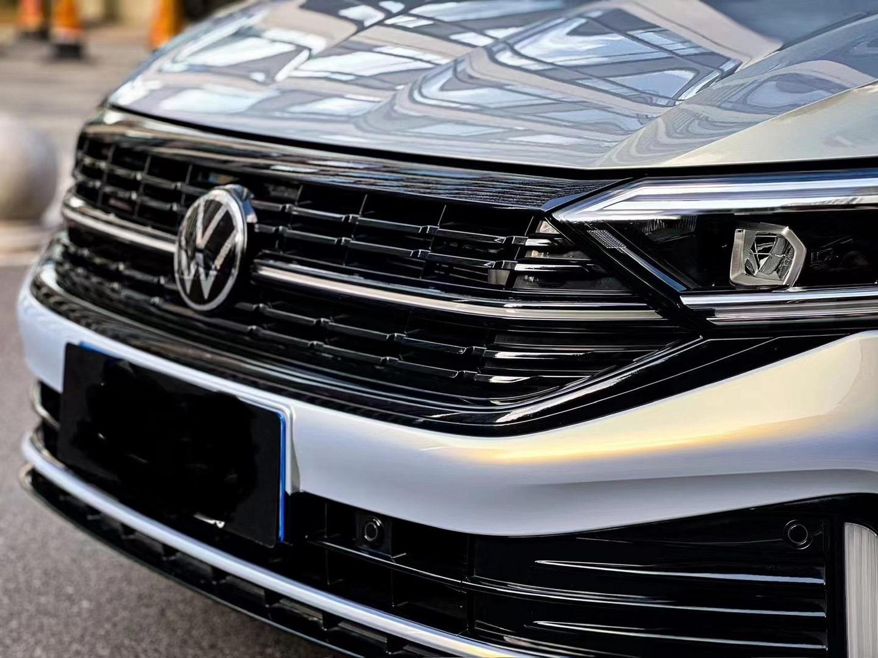 23～24款新速腾 黑武士款熏黑蜂窝中网