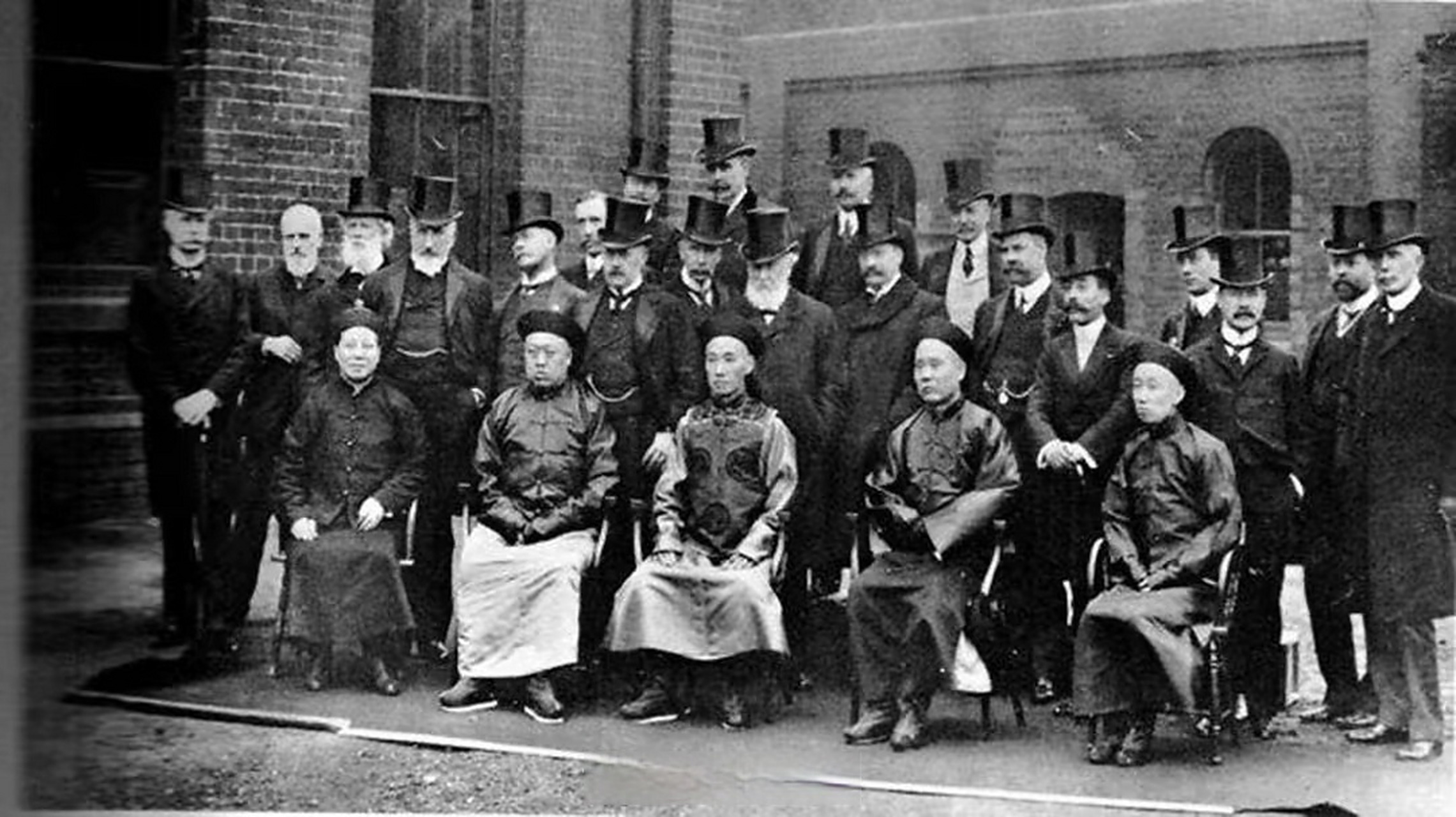 有此一说!清政府派考察团去欧洲后,五大臣回来建议搞立宪.镇国公载泽