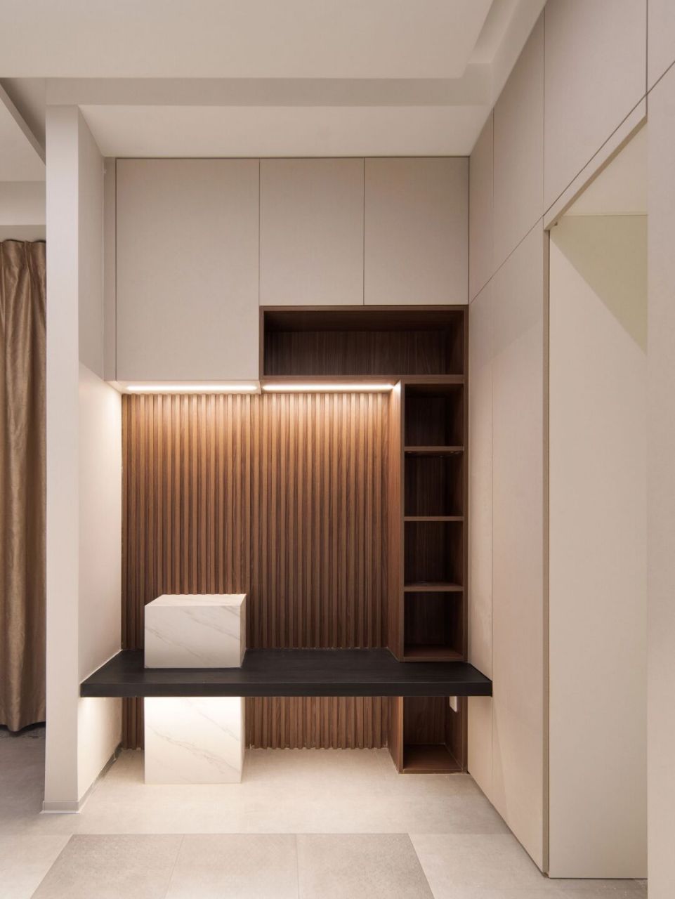 l型内嵌式玄关柜布局,无形之中展现视觉"扩容"效果,使得玄关空间更加