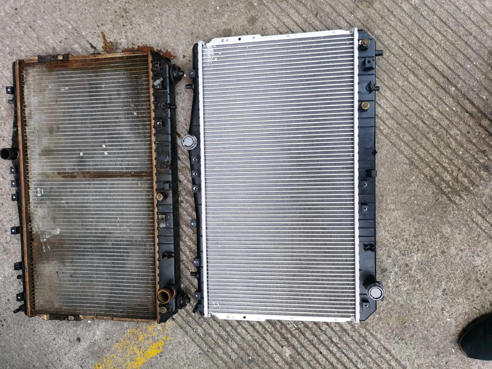 别克凯越水箱漏水,更换水箱中!