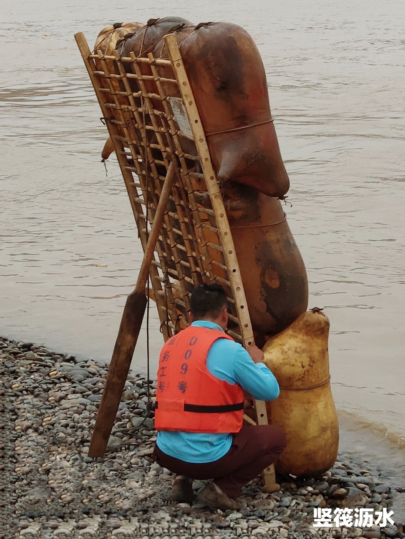 如今的羊皮筏子,是黄河边旅游景区游客体验活动的项目.